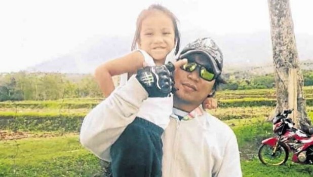 The 4-year-old little girl pictured here with her dad was murdered by police who were trying to shoot her grandpa, a man who Denila Katalbas, police chief in Guihulngan City, says was put on a “drug list”.